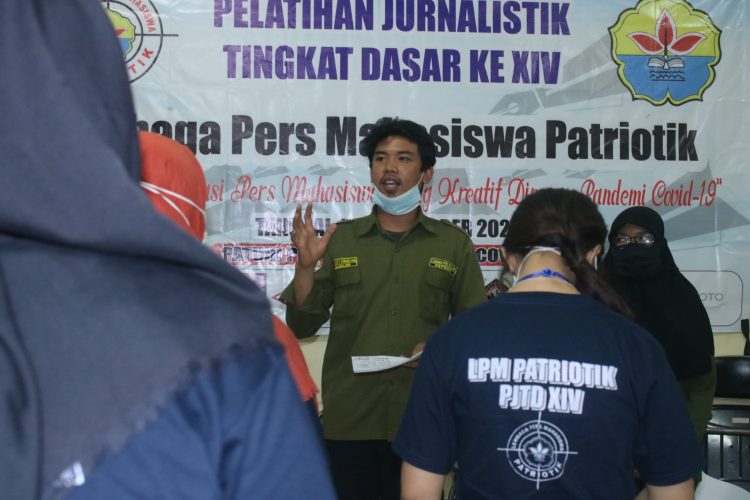 Saat pengarahan anggota muda di LPM Patriotik, Minggu (18/20).