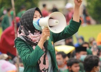 Dini Rantiwi Orasi Tolak UU Omnibus Law Cipta Kerja di Lapangan Gubernur Jambi