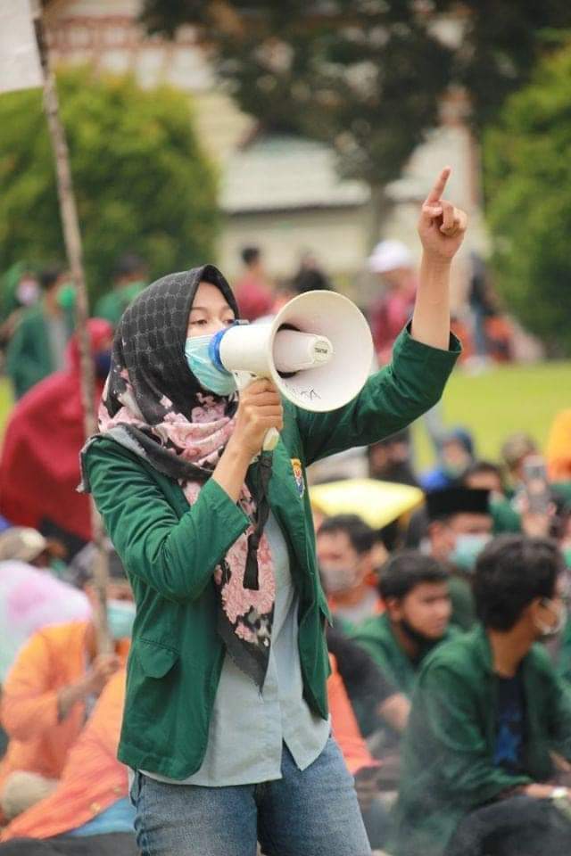 Dini Rantiwi Orasi Tolak UU Omnibus Law Cipta Kerja di Lapangan Gubernur Jambi