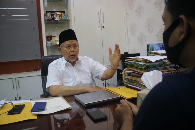 Wawancara bersama rektor Unbari terkait usia Unbari beranjak 35 Tahun di ruangannya. (Patriotik/Dahnil).