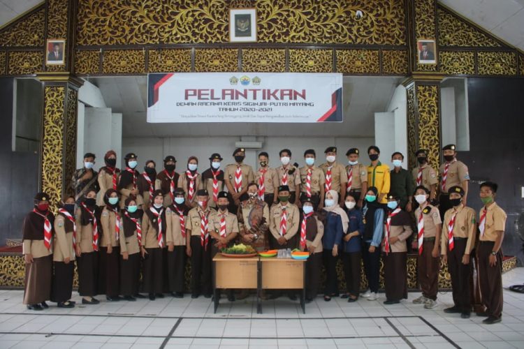 Saat selesai pelantikan pengurus pramuka periode 2020-2021 foto bersama dengan tamu undangan. (Patriotik/Dahnil)