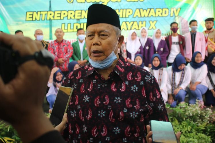 Saat wawancara rektor unbari terkait pemenang Enterpreanurship Award (EA) IV. (Patriotik/Dahnil Mifta).