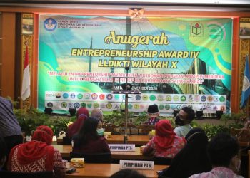 Penyerahan Anugerah Entrepreneurship Award IV LLDKITI Wilayah X di kampus Universitas Batanghari. (Patriotik/Dahnil Mifta).