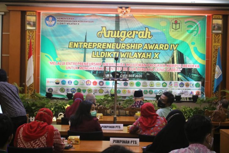 Penyerahan Anugerah Entrepreneurship Award IV LLDKITI Wilayah X di kampus Universitas Batanghari. (Patriotik/Dahnil Mifta).