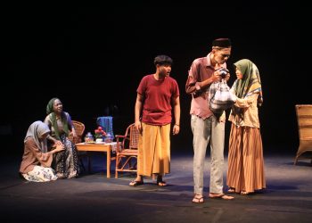 Pementasan Teater Ayahku Pulang Sanggar Sastra Universitas Batanghari Jambi di Gedung Teater Taman Budaya Jambi, Kamis, (10/6/21). (Patriotik/Miftah)