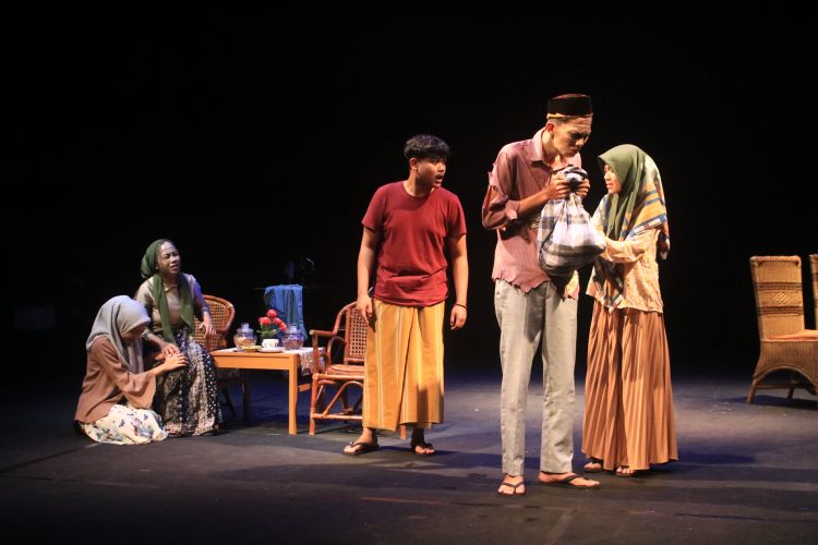 Pementasan Teater Ayahku Pulang Sanggar Sastra Universitas Batanghari Jambi di Gedung Teater Taman Budaya Jambi, Kamis, (10/6/21). (Patriotik/Miftah)