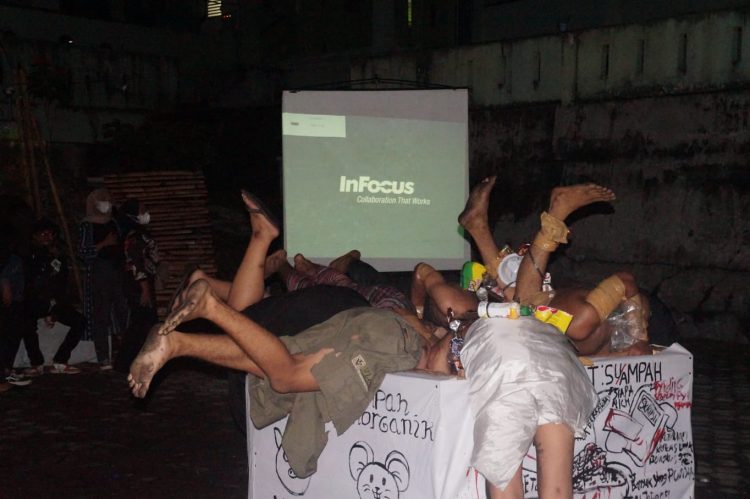 Aliansi FSMJ Rayakan Malam Tahun Baru Dengan Berbagai Pementasan