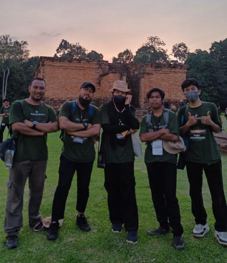 Keindahan Hiliran Sungai Batanghari yang Tertutup Tumpukan Sampah