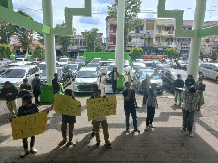 Puluhan Mahasiswa Unbari Lakukan Aksi di Kampus, Lontarkan Tujuh Tuntutan