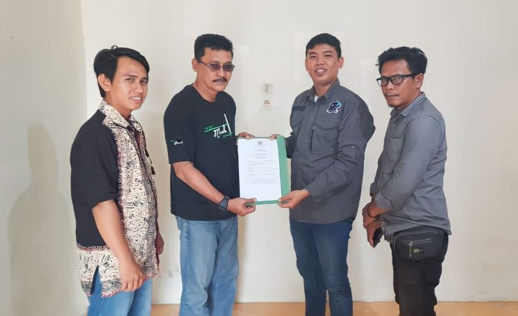 Penyerahan SK kepengurusan oleh Ketua DPD PJS Provinsi Jambi kepada Ketua DPC PJS Batanghari.