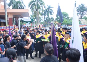 Kompak! FT Unbari Lepas Wisuda Mahasiswa Teknik dengan Arak-Arakan