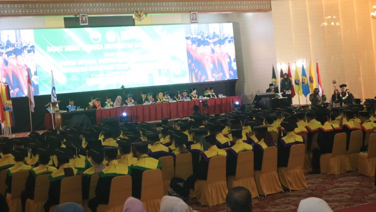 Wisuda Unbari ke-57 Tampilkan Semangat Transformasi Pendidikan Tinggi